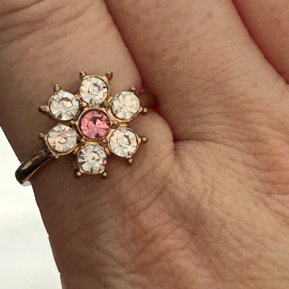 4/$50 Pink dainty flower woman ring size 8 😎